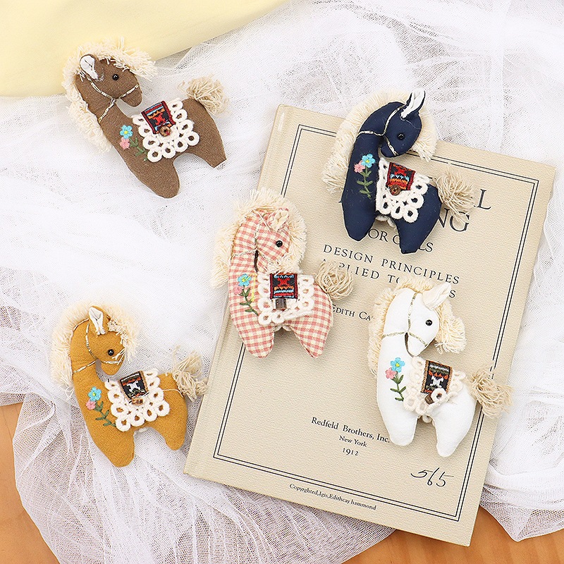 Cute Plaid Pony Brooch Handmad - Embroidery Horse recension och pris