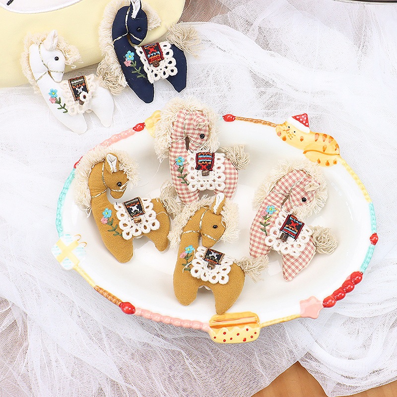 Cute Plaid Pony Brooch Handmad - Embroidery Horse recension och pris