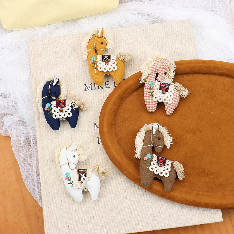 Cute Plaid Pony Brooch Handmad - Embroidery Horse recension och pris