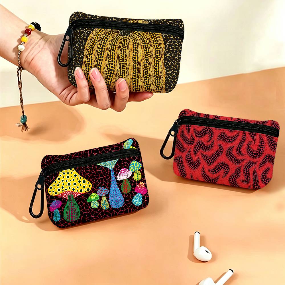 Yayoi Kusama Art Lightweight O - Embroidery Wallet recension och pris