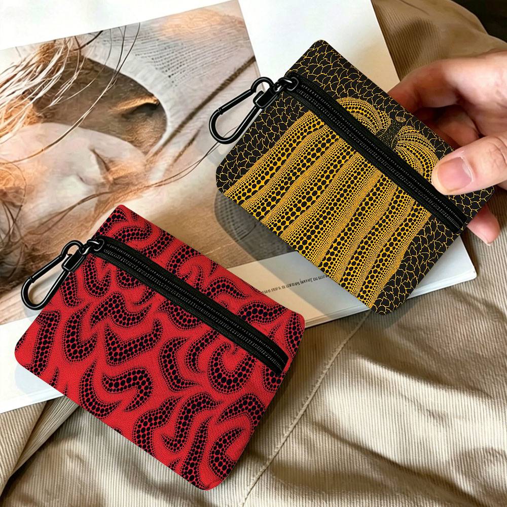 Yayoi Kusama Art Lightweight O - Embroidery Wallet recension och pris